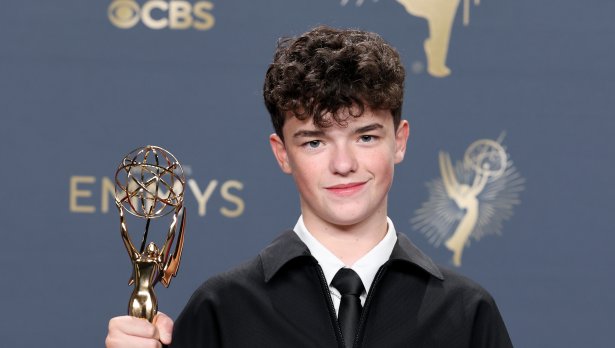 15-годишният Оуен Купър, най-младият актьор с "Еми" за най-добър поддържащ актьор за сериала "Юношество", на наградите "Еми", 14 септември 2025. Снимка: Getty Images
