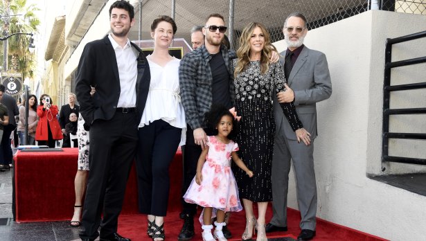 Чет Ханкс (по средата) с майка си, баща си, дъщеря си и брат си; Снимка: Getty Images