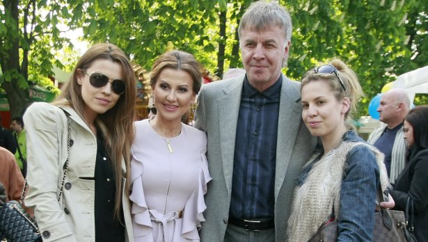 Славея с майка си, баща си и сестра си Виолета; Снимка: БГНЕС