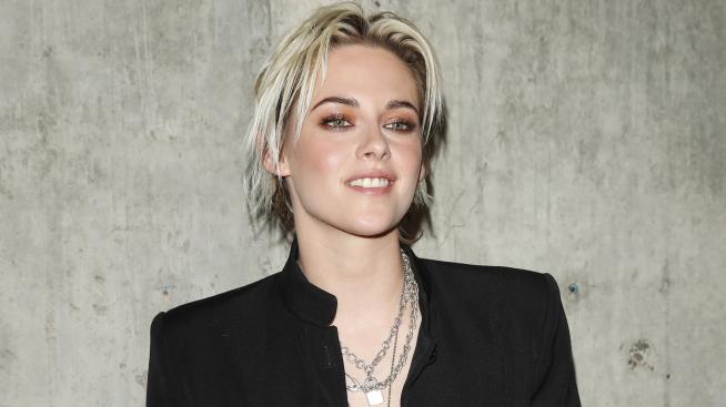 Кристен Стюарт смени два тоалета за отрицателно време