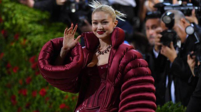 Пролетни прически – кок в стил Y2K