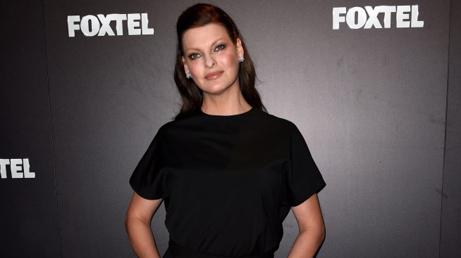 След ужасяващата операция: Линда Еванджелиста се завърна към модата