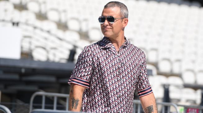 Всичко или нищо: Роби Уилямс се сбогува с косата си