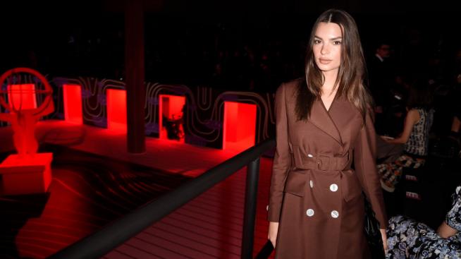 Бански 2021: Емили Ратайковски, зебрата ти отива