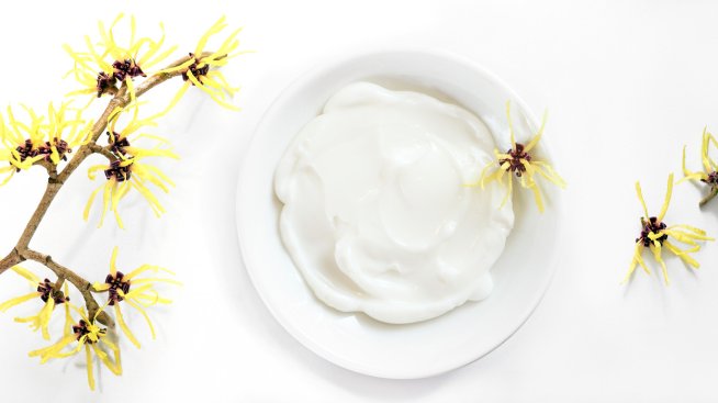 Бюти съвети: Хамамелис за борба с акнето