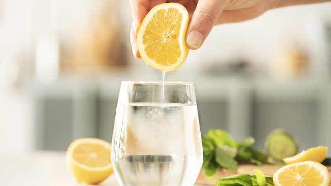 Какво се случва с тялото, ако пиете вода с лимон всеки ден