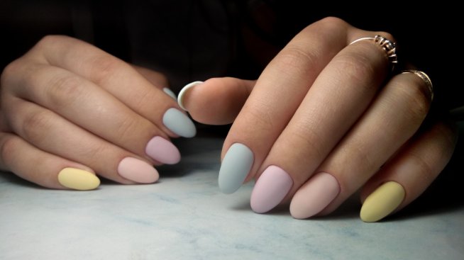 Матов маникюр – красиви и цветни идеи за края на лятото