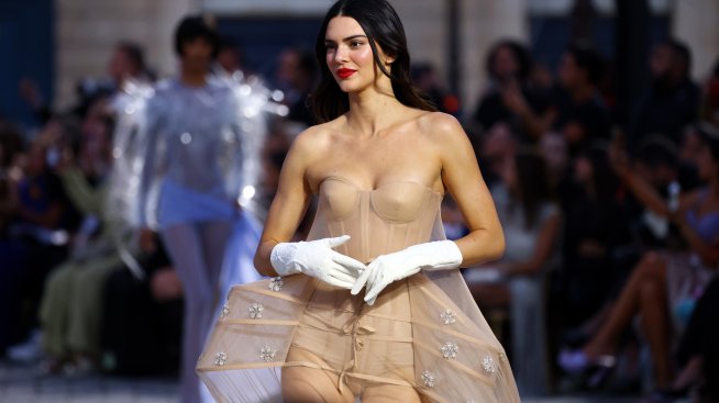 Кендъл Дженър възмути феновете - изфука се с частна среднощна обиколка на Лувъра в Париж