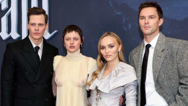 Ема Корин блесна редом до Лили-Роуз Деп, но отново си забрави сутиена