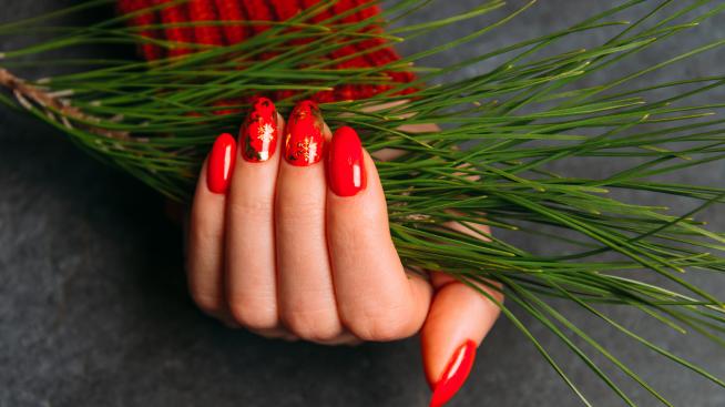 Празничен маникюр – 5 известни дами ни дават лесни идеи 