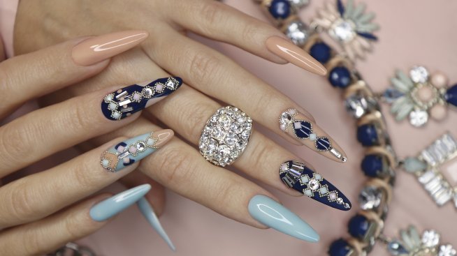 Пиърсинг, камъни, златно фолио – в маникюра на Джей Ло 