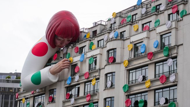 Магазините на Louis Vuitton се покриха с точки в чест на японска художничка