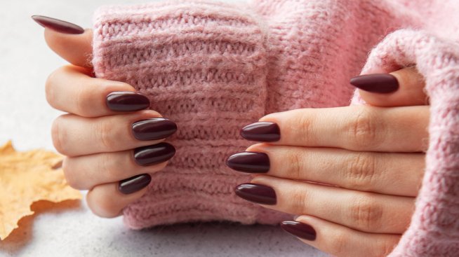 Тъмен маникюр за есента – 5 цвята, които да изпробвате