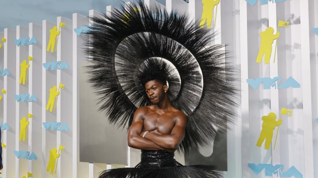 Lil Nas X с пера и Лизо като черен лебед – най-красивите звезди на VMAs