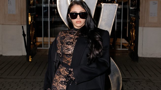 Лурдес Леон се появи в прозрачен дантелен тоалет на шоуто на Saint Laurent