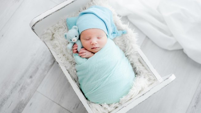 Половинката на Иво Аръков с погача за сина им