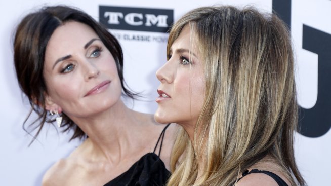 Кортни Кокс ни показа площадката на „Приятели“