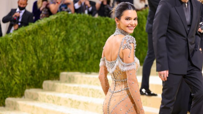 Концерт, вечеря с приятели и стая, пълна с цветя: Кендъл Дженър на 26