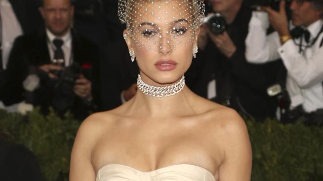 Хейли Бийбър пие витамини за бременни 