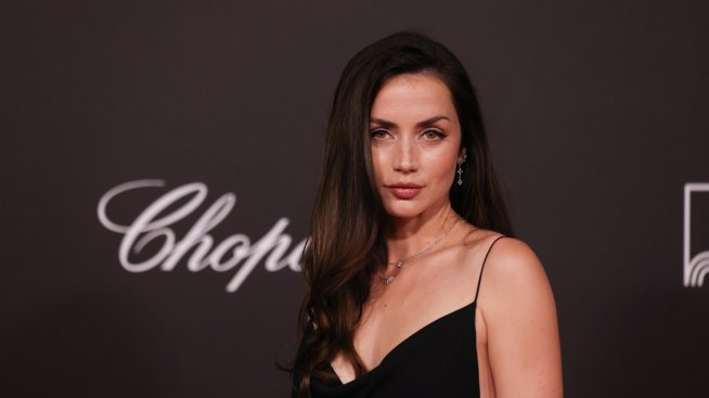Здравей, лято &ndash; Ана де Армас разгорещи страстите със секси снимки по бански 