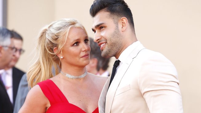 Бритни Спиърс провокира със снимки от басейна