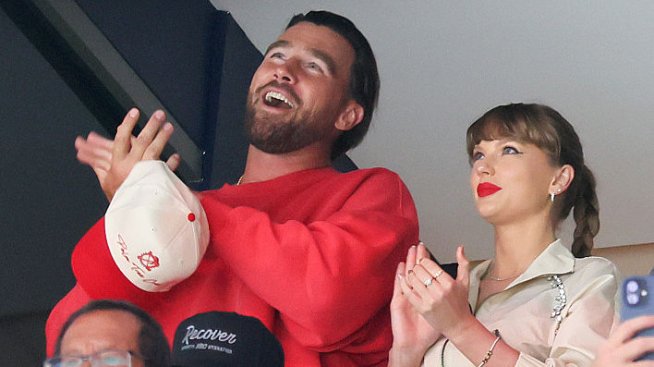 Тейлър Суифт и Травис Келси се появиха на мач дни след слуховете за таен брак