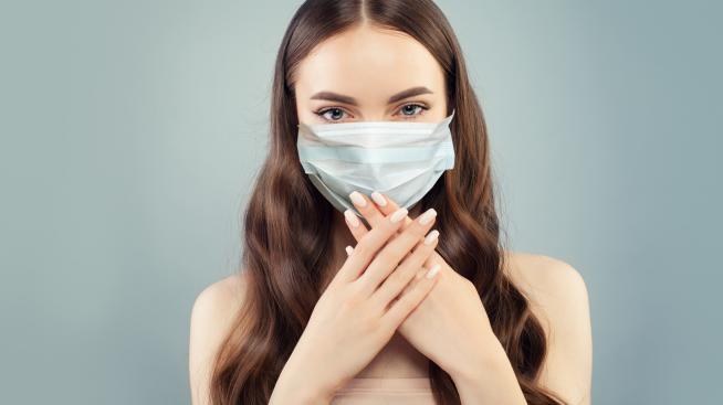 Маска и маникюр в един десен - хит в пандемията 