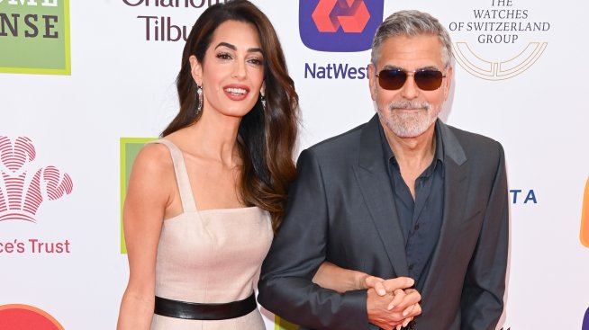 Разходка с лодка: Джордж Клуни, Амал и близнаците им плават из езерото Комо