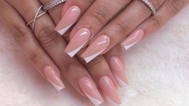 Обърнат френски маникюр – един от трендовете на 2020-а
