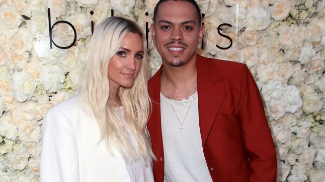 Ашли Симпсън и Евън Рос подносиха най-странните ботуши на света