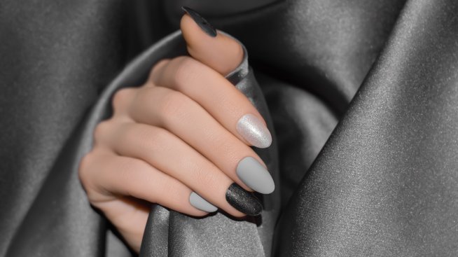 Стилен маникюр със сребрист блясък – най-актуалната тенденция за 2025