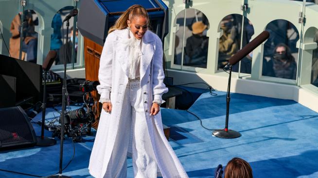 Дженифър Лопес в бяла рокля: Имаме ли тайна сватба?