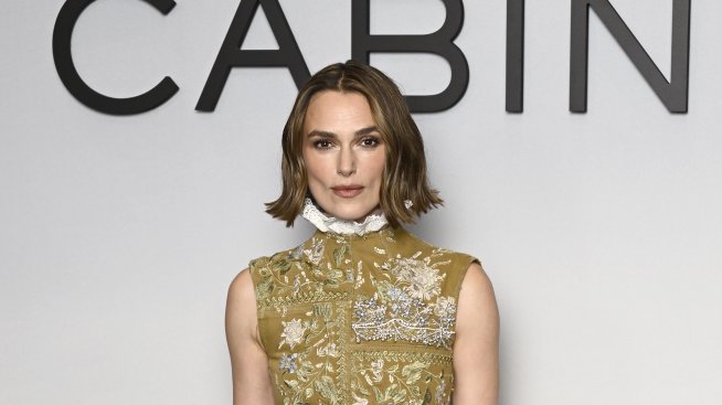 Минималистичен шик – Кийра Найтли с уникална рокля на червения килим в Лондон