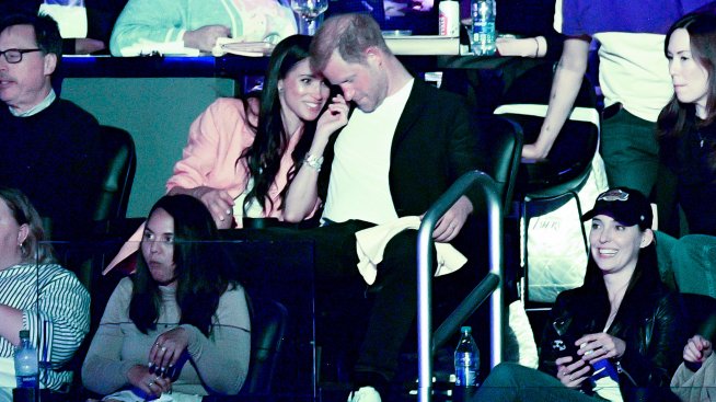 Като влюбени тийнейджъри – Хари и Меган се забавляват на баскетболен мач