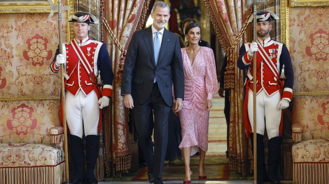 Официална рокля с щампа – кралица Летисия има какво да ви покаже