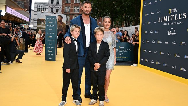 Синовете на Крис Хемсуърт са негови копия на червения килим