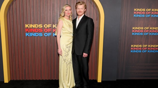 Джеси Племънс показа впечатляващо отслабване на червения килим