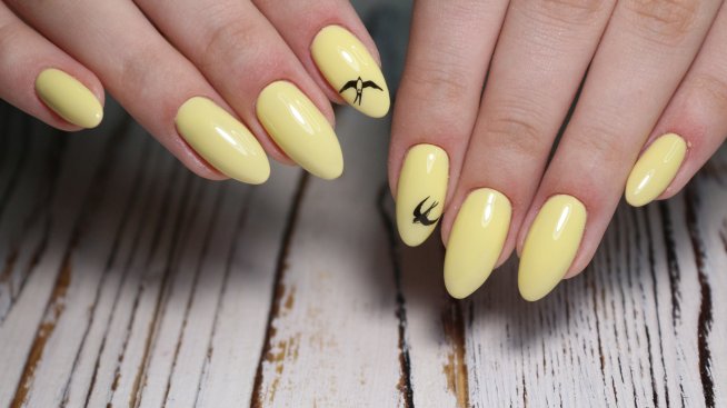 Нокти в масленожълто - Сладкият маникюр на Кендъл Дженър