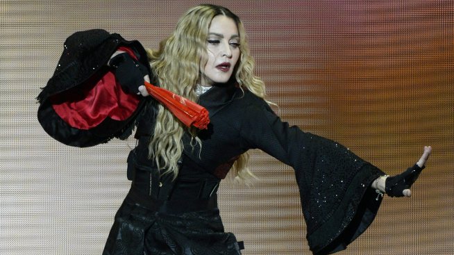 Лятото на звездите: Мадона и младото й гадже с купон на плажа