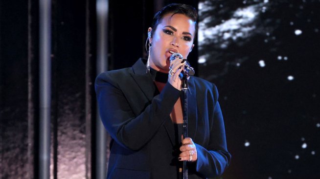 Прически за Нова година: Деми Ловато с драстична промяна