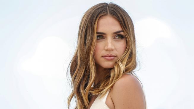 Ана де Армас в прегръдките на друг мъж, но къде е Бен Афлек?