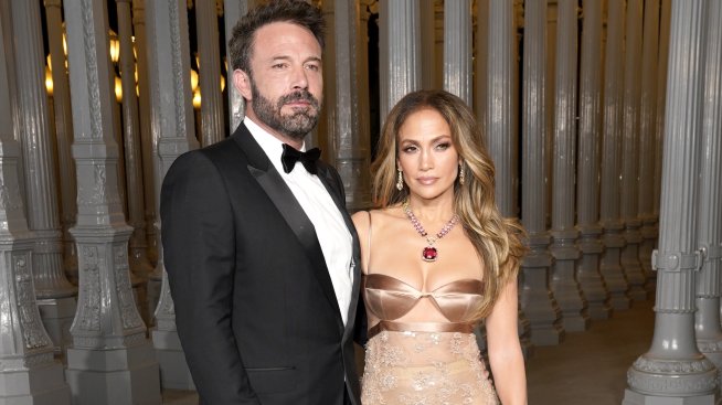 Джени у дома: Дженифър Лопес разходи феновете си в новото си мегаимение