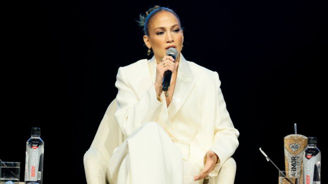 Дженифър Лопес прикова погледите с изцяло бял костюм