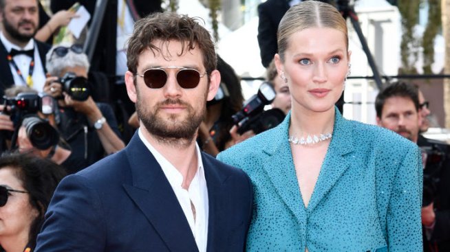 Тони Гарн се омъжи в Гърция в ефирна рокля на Elie Saab