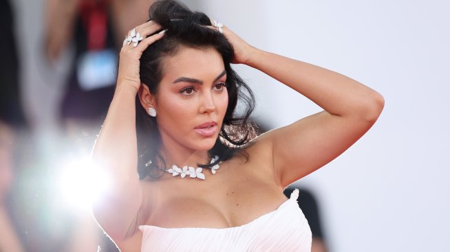 Годеницата на Кристиано Роналдо, Джорджина Родригес, разгорещи с нови снимки по бански