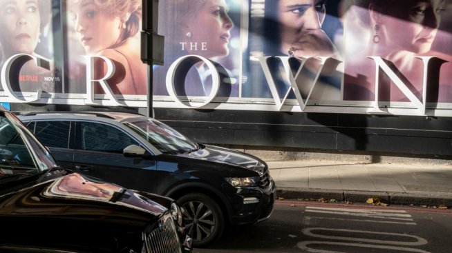 Тъжната Даяна и усмихнатите Уилям и Хари – първи снимки от „Короната“