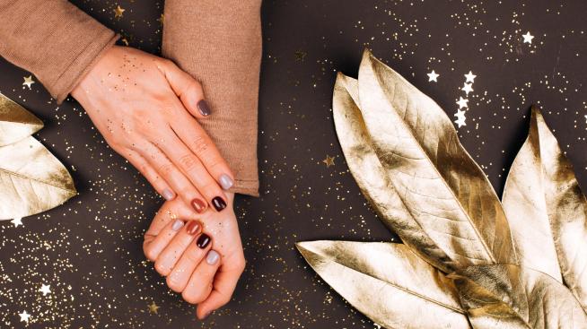 Есенен маникюр: 4 идеи с керемиденочервено 