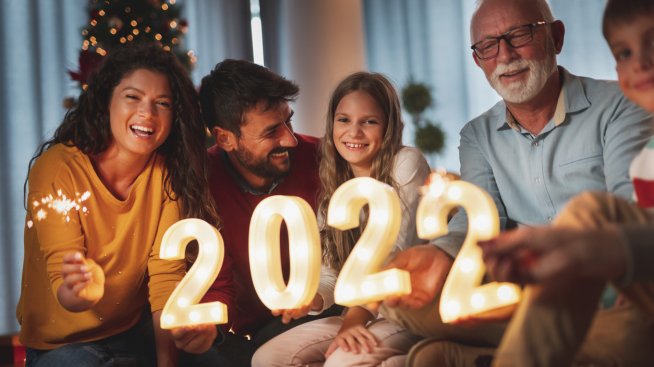 На парти или със семейството: Как звездите посрещнаха 2022 година?