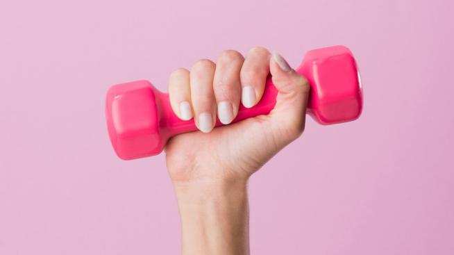 Носи торби, пери и мий – как да стегнем ръцете без фитнес, а мързеливата