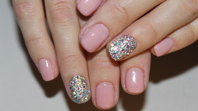 Пролетен маникюр – „голо диско“ по ноктите